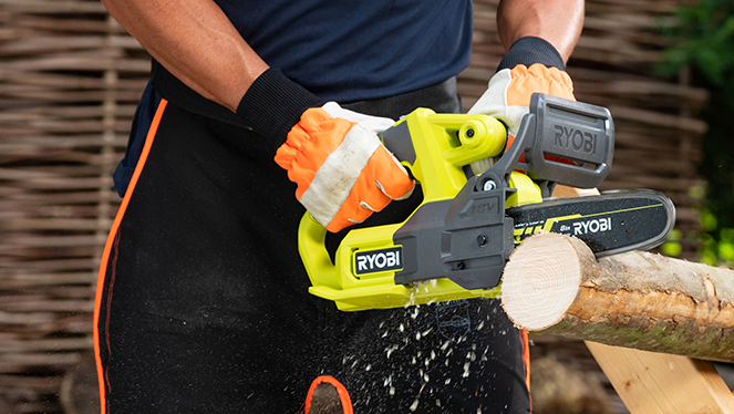 De ONE+™18V 20cm Compacte kettingzaag is perfect voor het snoeien en knippen van middelgrote takken.